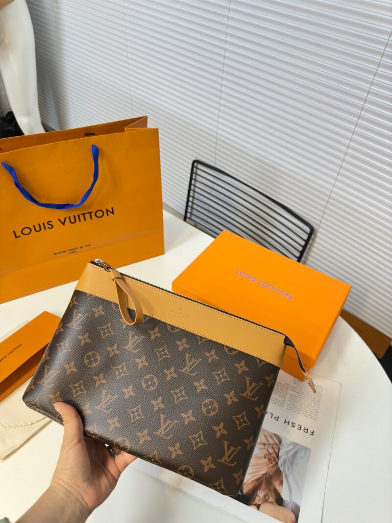 31110c69fa.jpg Exclusive real-life shot of M14057 vintage Pochette Voyage Souple handbag with gift box. Made of soft Monogram Eclipse coated canvas, the classic Pochette Voyage handbag lines are outlined with rounded strokes, providing a comfortable and portable ex...