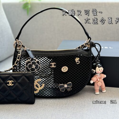 230 folding box ? Pendant
size：21×15
CHANEL 25S fishing net badge brooch bag armpit bag handbag shoulder bag mesh bag baozi mother bag
Cool and cute~
Perfect for summer~
It's really, really, really exquisite
The slightly larger one has a chain t...