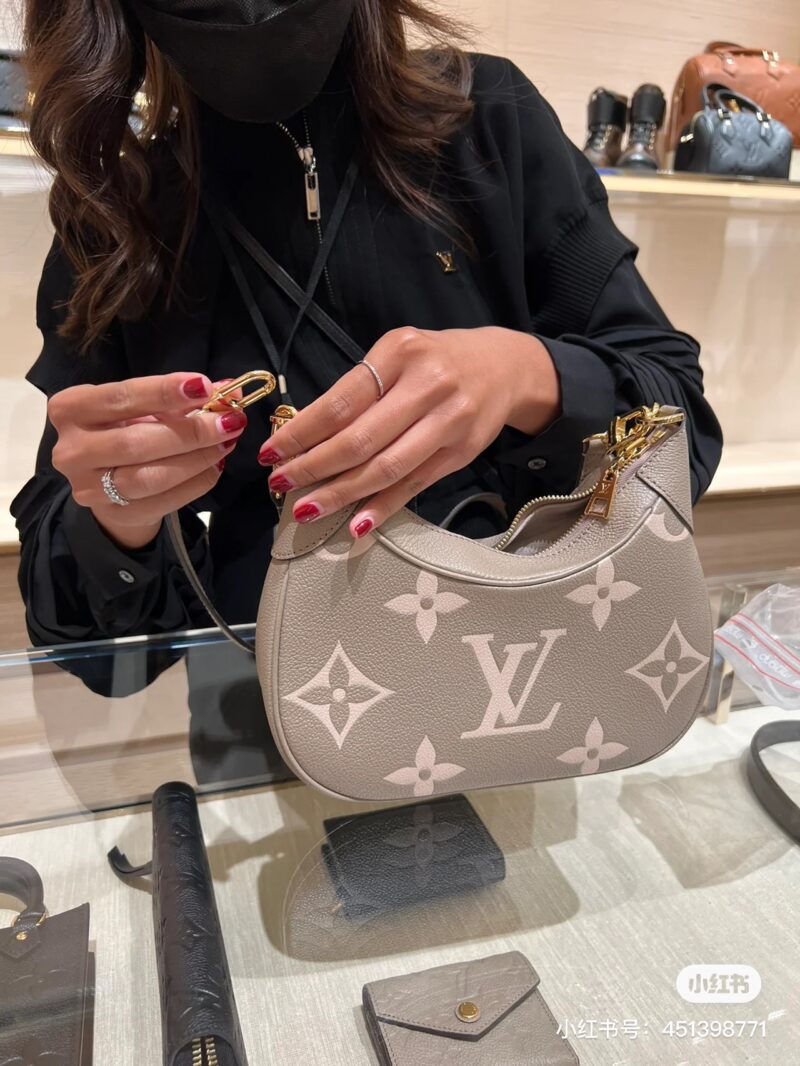 Here's the limit two again. Choose Lv bagatelle armpit bag, Lv bagatelle black and elephant gray
Both colors are absolutely beautiful, it's hard to choose who to like better. The two shoulder straps under the armpits are amazing, and even a crossbody...