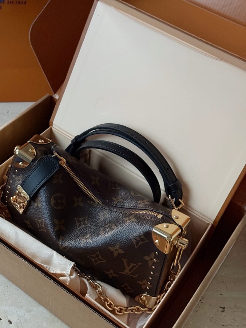 313ba1932e.jpg 265 box upgrade version all copper hardware
size:23*12cm
Too exquisite~
25ss early spring runway style horizontal small box
L Home Side Trunk Valley Ailing Box Bag/Box Bag Capacity is Practical and Good Concave Design