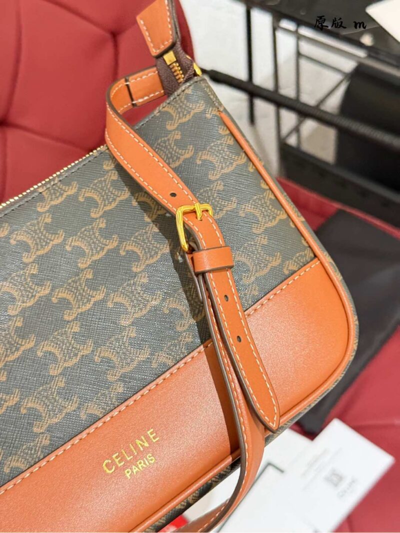 3147f1fc56.jpg Celine Underarm Bag P205
Celine/Celine Mahjong Underarm Bag#
The bag is more retro and recognizable, and it is very fashionable to carry it by hand or clip it under the armpit!! Although not suitable for crossbody, the shoulder strap can also be adju...