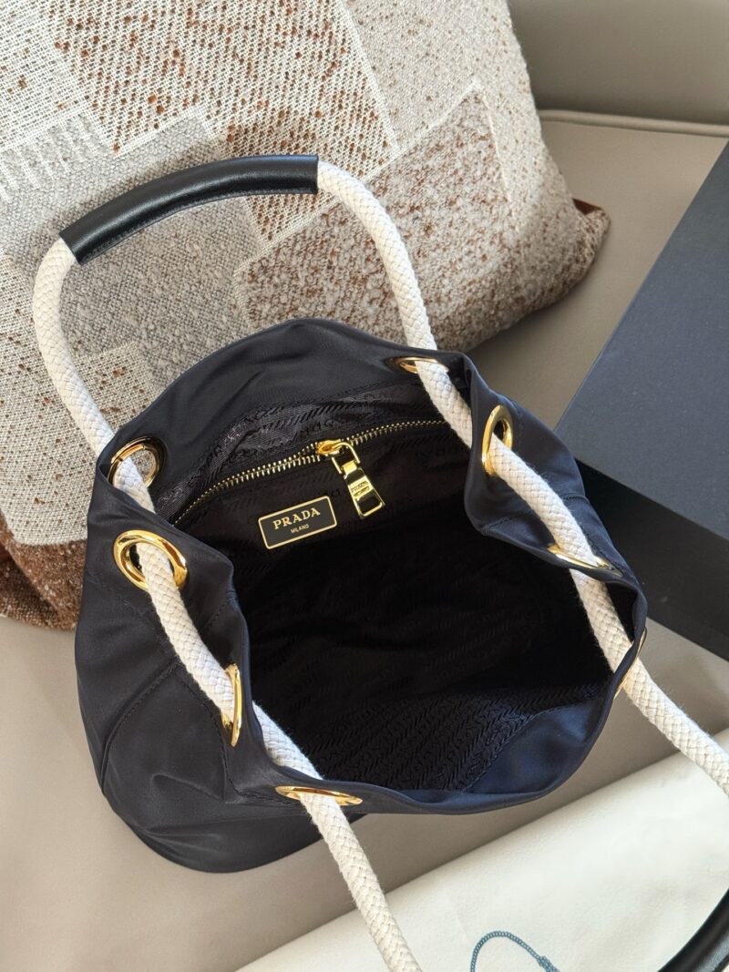 210 box
size：26*25cm
Prad 25 Spring/Summer Novice Bag is Here
It looks more futuristic now~
The small handbag with dragon cloth surface and coarse hemp rope is so cute, I love it!
Nylon bucket bag