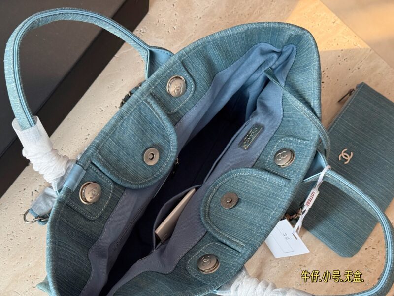315fce60ee.jpg 260255 without box
Size: 38 * 30cm (large)
33 * 25cm (small)
Xiaoxiangjia Cowboy Beach Bag ?
Arrange it! Arrange it!
This beach bag released this year is so beautiful!
Washing old models with water gives them a more luxurious feel