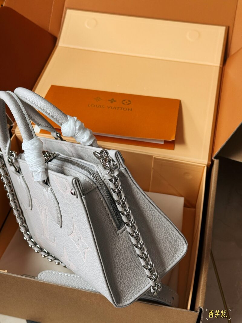 3164378e4e.jpg 230 box
size:25*13cm
Highly anticipated by everyone!
L Home OnTheGo East West
NEW Light purple gray tone with a milky and ethereal aura
configuration ? Two types of shoulder straps!
Paired with YDDS
Recommend this bag type! Super practical