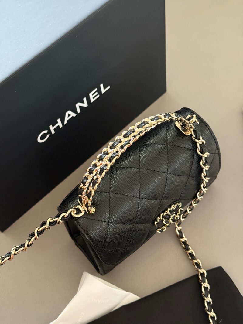 316837bfac.jpg 215 boxes
size:15*12cm
Xiaoxiang's 25skewly
This bag type is a whole love to live in
Can be carried by hand or slung diagonally
The caviar cowhide is too perfect!