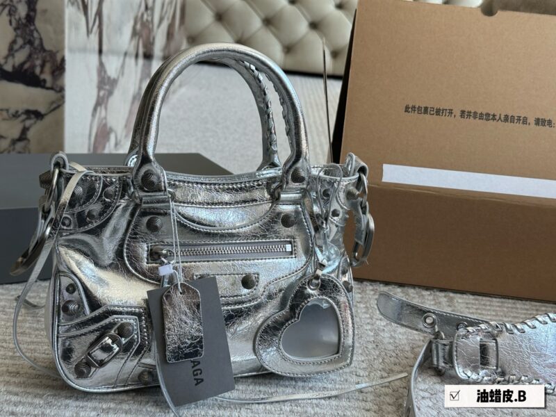 300 boxes
size：26*15cm
Parisian Maison Le Cagole
Pay tribute to the classic motorcycle bag series, the new heavy weight Rocket comes on stage la
Adjustable woven shoulder strap with additional eyelets
External leather card bag, heart-shaped hanging...