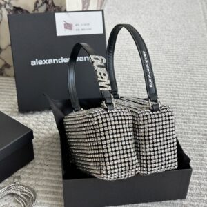 160 170 (wrist rhinestone) with box
size：18*10cm
BlingBling Giant Flash
AW King Water Diamond Bag
Summer really needs a rhinestone bag to blow up the streets!
The manufacturer also gives away long shoulder straps
Isn't it a great value!!