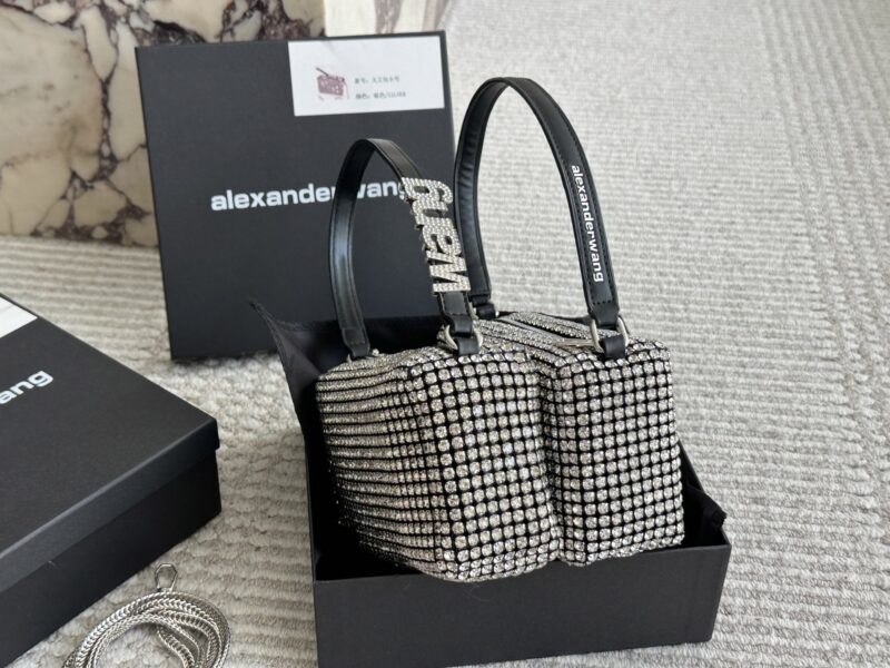 160 170 (wrist rhinestone) with box
size：18*10cm
BlingBling Giant Flash
AW King Water Diamond Bag
Summer really needs a rhinestone bag to blow up the streets!
The manufacturer also gives away long shoulder straps
Isn't it a great value!!
