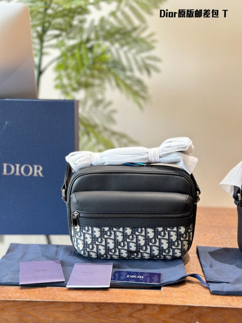 Dior Men's Postman Bag P270
Original embroidered fabric with top layer calf leather
The new season of men's clothing has officially been launched!
The simple and low-key color scheme, combined with high-end and comfortable materials, and exquisite It...