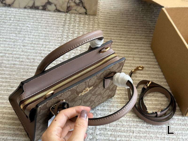 31bb86f0d2.jpg ¥ 225 COACH January New Product
Classic printed Andrea shoulder bag
Andrea Carryall achieves a perfect balance between fashion and functionality. It can not only be carried as a crossbody, but also classic and versatile. 22/17 matching gift box