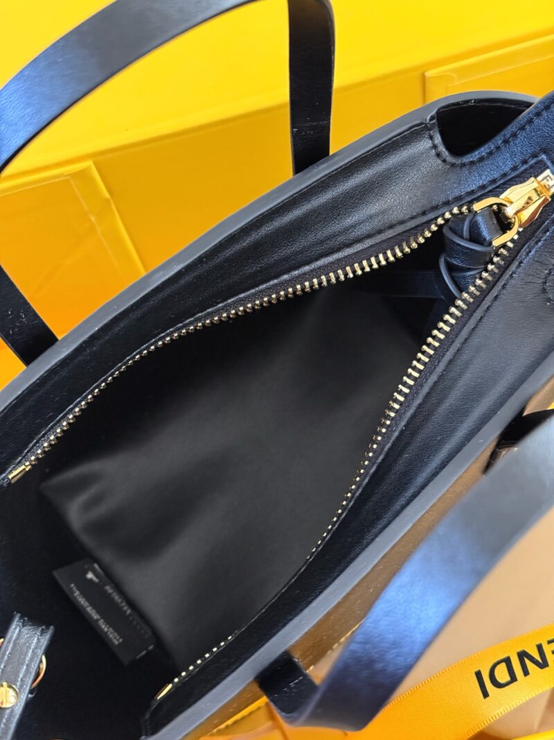 31c0ae2524.jpg 230 box
size:16*13cm
Fendi F's little monster Toth
I found it very versatile on the upper body!
Look at this little one
But it can hold all the necessary items for daily outings~