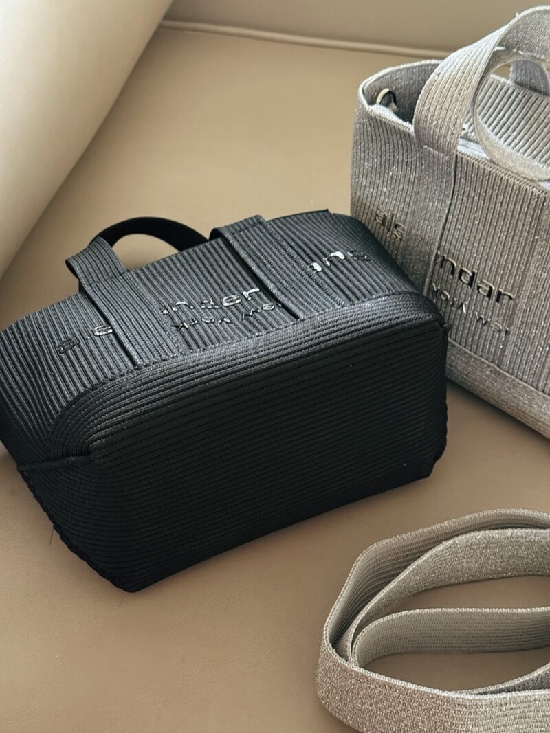 31caa9ff99.jpg 190 box
size:18*15cm
Alexander Wang | Who carried the cuteness off the street#
King Ryan Ribbed Mini Tote
Lightweight, comfortable, and easy to carry!