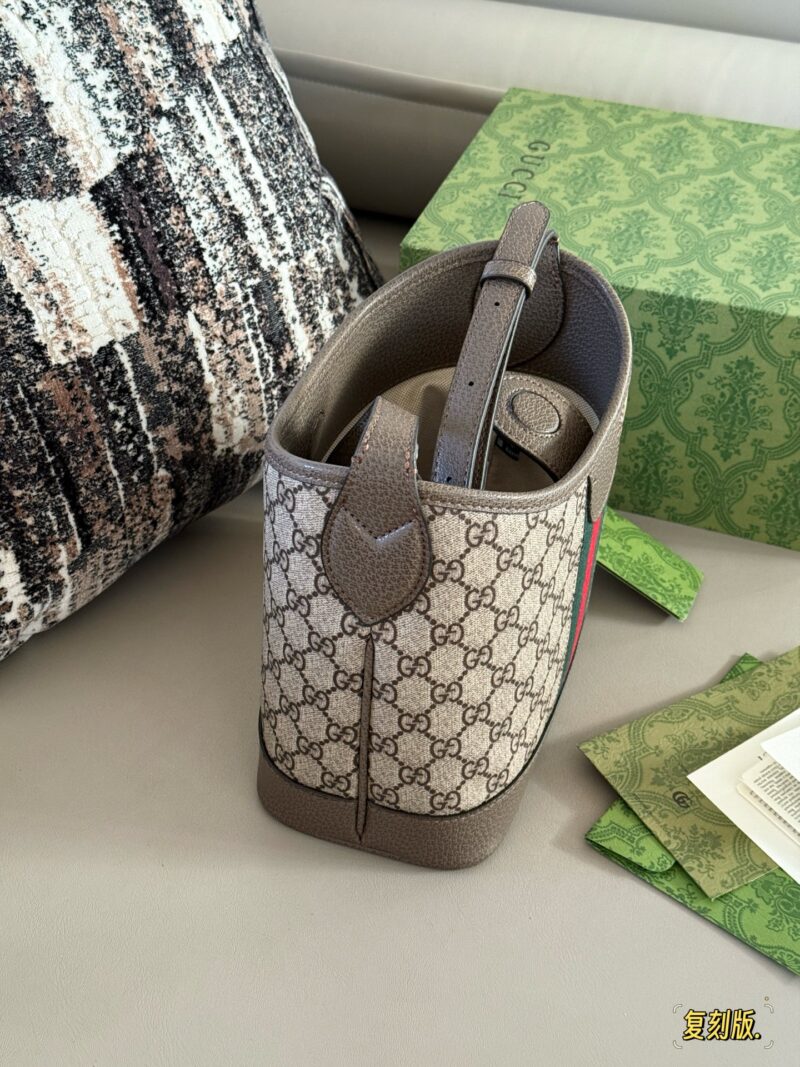 31d3884184.jpg 225 with box, 235 without box
Size: 22 * 20cm (small)
34 * 32cm (large)
GG bucket bag with versatile HOBO design
Very durable
Practical large capacity~Adjustable shoulder strap
It can better meet different dressing needs and allow you to freely match them