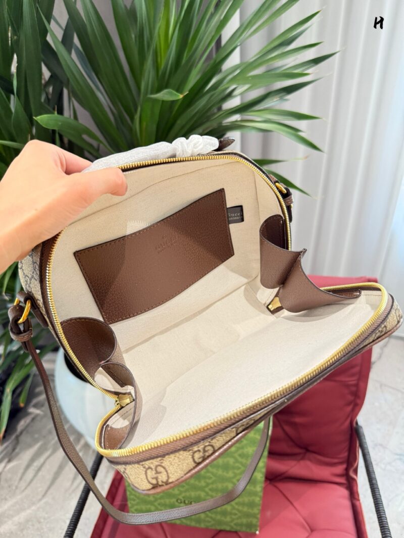 31d63f11d0.jpg P240 Ophidia series woven strap small crossbody handbag;
The Ophidia series remains a beloved brand. Every season, new styles are launched to create multifunctional travel accessories suitable for various destinations. The double G and striped ribbon...