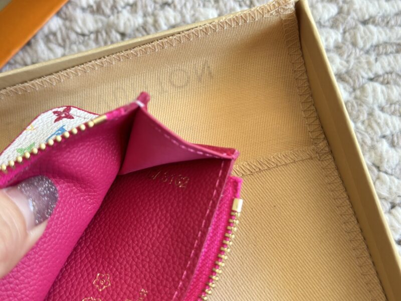 31e9a0cd77.jpg 155 boxes
size:12*8cm
Cute things can heal everything
The white tri colored card bag from L's family is indeed very outstanding
White tri color with a red lining!
It's really amazing!