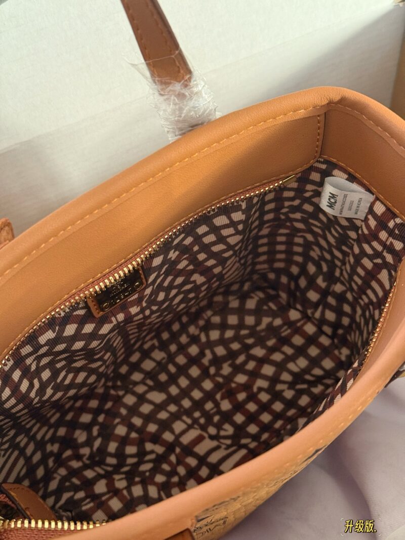 31e9de9302.jpg 190 box (upgraded version)
size:20*15cm
Classic MC Basket (Comes with a Dog Pendant as a Gift!)
original single! original single!
Playful and versatile!
MCM Basket!
I bought it right! I saw it at first sight!