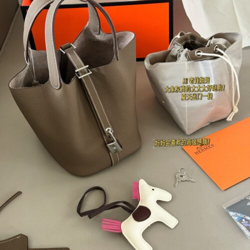 240 pairs folding box (silver buckle)
size：18*19cm
Basket of vegetables - gentle to the touch
H Family Vegetable Basket ???
Top layer TC cowhide/oil wax thread
?? Delivery scarves ?? Paired with a pony
?? The leather has a gr...