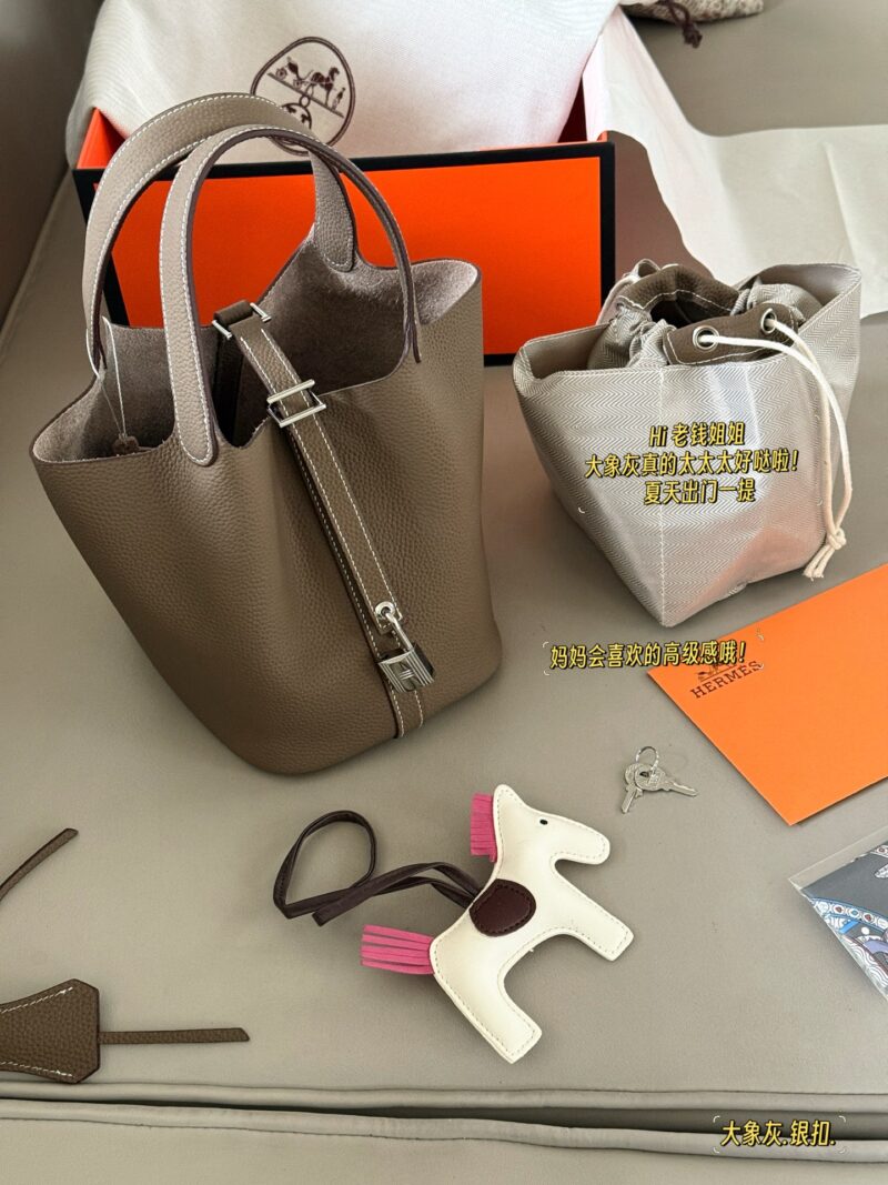 240 pairs folding box (silver buckle)
size：18*19cm
Basket of vegetables - gentle to the touch
H Family Vegetable Basket ???
Top layer TC cowhide/oil wax thread
?? Delivery scarves ?? Paired with a pony
?? The leather has a gr...