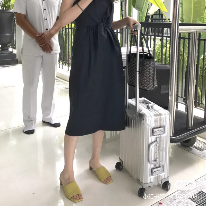 Goyard double-sided tote small shopping bag perfectly matches summer. Recently, major brands have released mini models, and the popular dog tooth is no exception. As soon as I heard about the mini, I found it very cute and suitable for little girls. ...