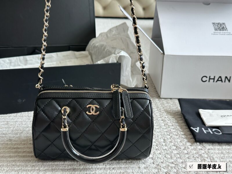 Chanel Boston P275
Chanel 25P Bowling Bag Elegant Beauty
#The bag is not duplicated, Chanel black with white border Boston 25P bowling ball 6 Boston! Carrying a crossbody, both phones can fit in! Still comfortable and durable, the market is very obvi...