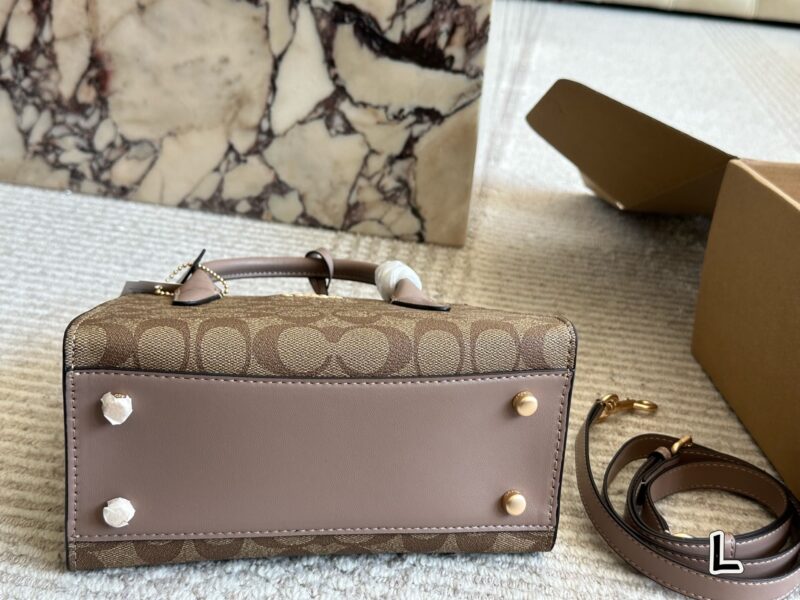 31ffde5f1f.jpg ¥ 225 COACH January New Product
Classic printed Andrea shoulder bag
Andrea Carryall achieves a perfect balance between fashion and functionality. It can not only be carried as a crossbody, but also classic and versatile. 22/17 matching gift box