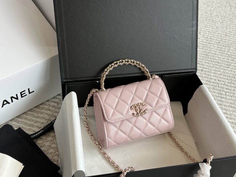 3208f6e598.jpg 210 box
size:19*10cm
15*12cm
Xiaoxiangjia 23Kelly Mobile Bag
This bag type is a whole love to live in
Little Kelly Grandma/Exquisite and Cute/
You can put your phone on
Can be carried by hand or slung diagonally
The caviar cowhide is too perfect!