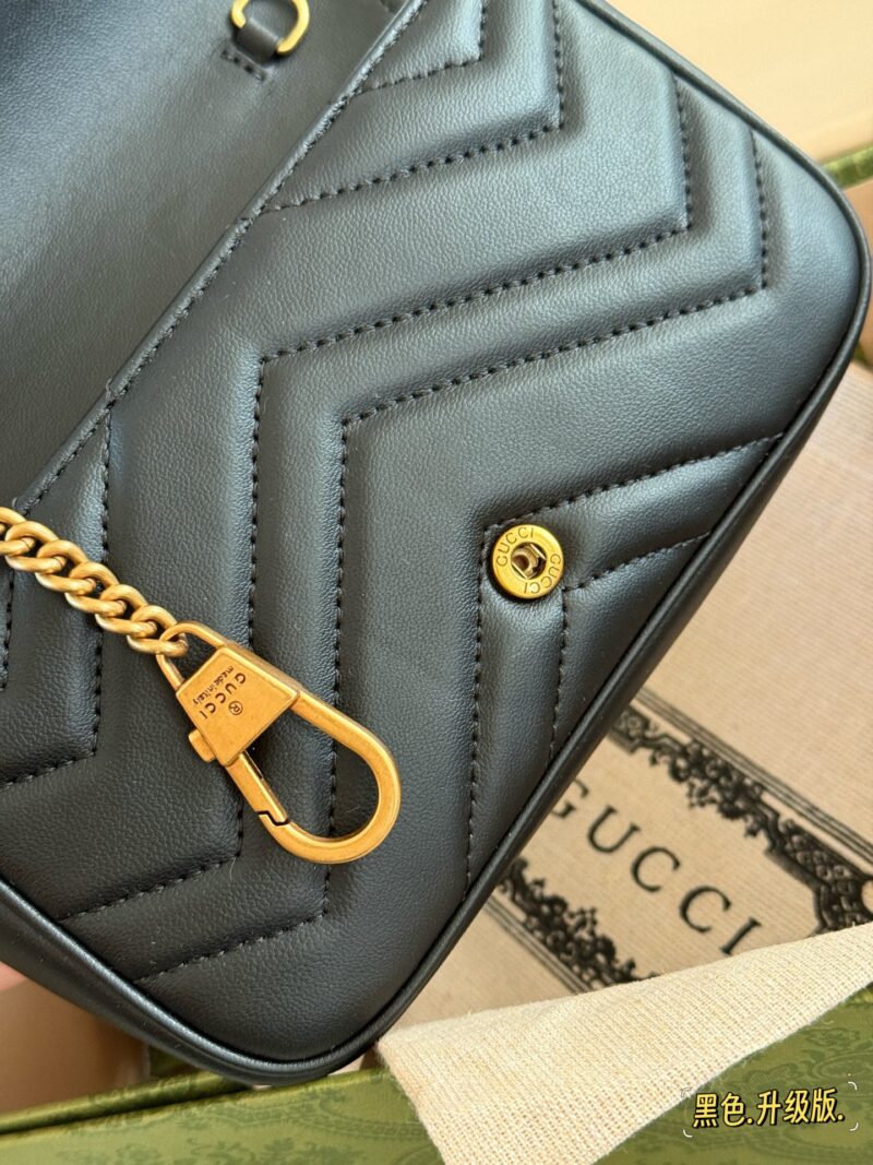 321fb9cc2e.jpg 195 box
size:16.5cm
GG Marmont's Most Classic Black
Full of atmosphere~
Must buy Mamon bag
Versatile bag that can match any outfit, a must-have for summer