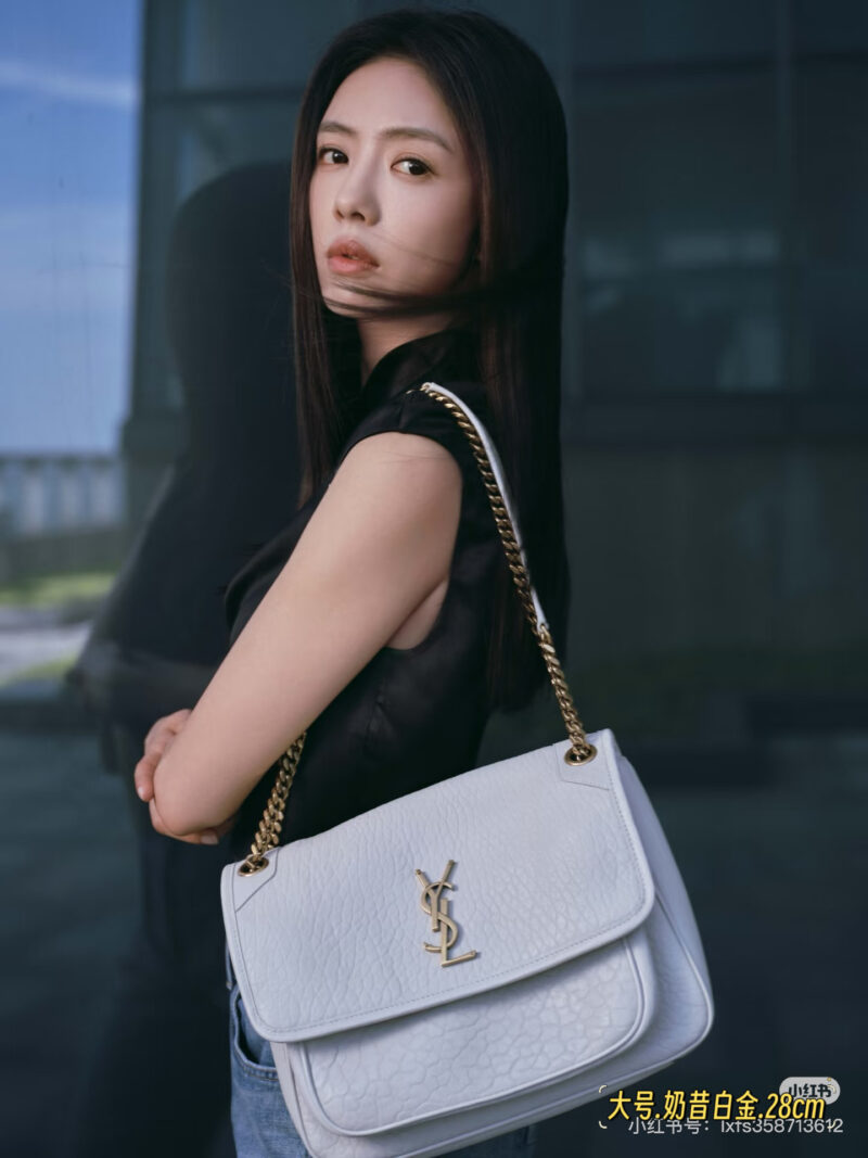 3227b28b8b.jpg Absolutely essential style!
