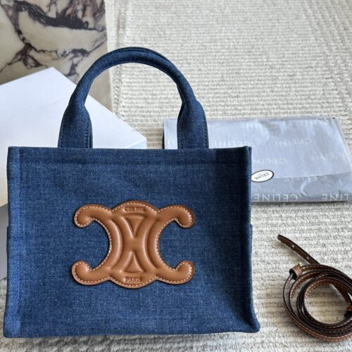 215 boxes
Size: 25 18cm
Celine 23ss small shopping bag
The whole bag is simple and neat,
Full of comfortable denim bags!
Both hands and shoulders are super beautiful
