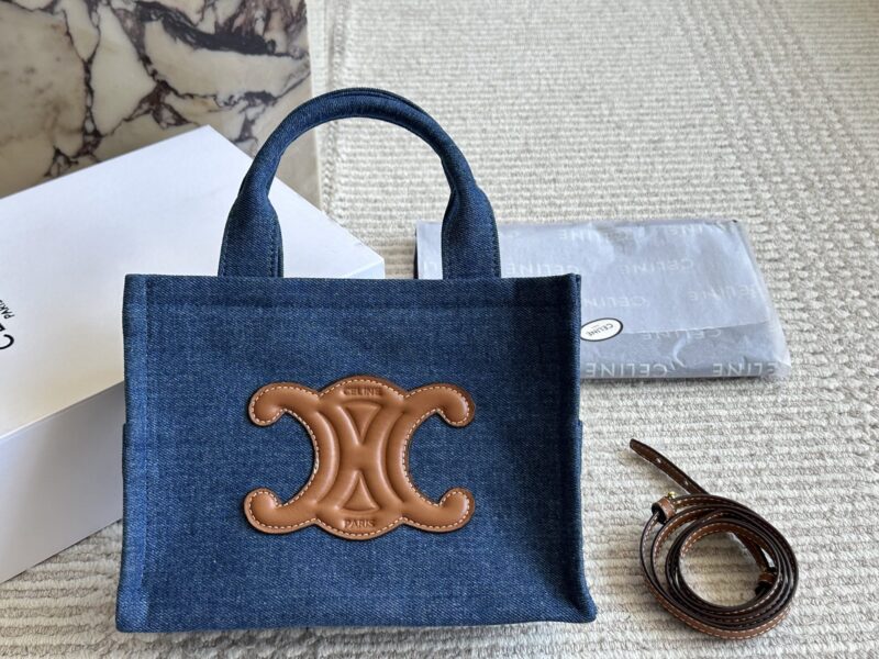 215 boxes
Size: 25 18cm
Celine 23ss small shopping bag
The whole bag is simple and neat,
Full of comfortable denim bags!
Both hands and shoulders are super beautiful