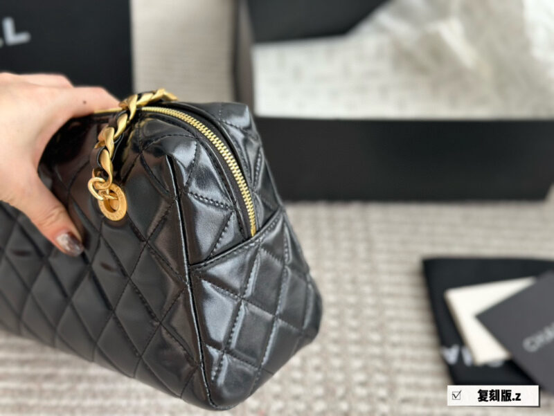 32308c9466.jpg 250 boxes
size:25 16cm
Chanel 24 Bowling Bag
This bowling bag is really delicious~
A very popular one recently
The design is not easily outdated and is very fashionable to hold in your hand.
?? superior quality!