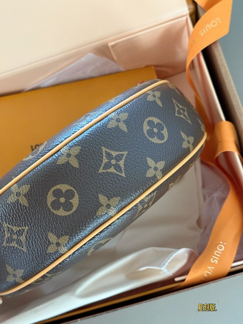 32358fa624.jpg 280 box replica version
Size: Upper width 23 * 12cm
L Home Moon Bag (Loop)
Last year was super popular,
There really is a reason for its fire!
Truly fragrant! Truly fragrant!
? Handheld ? Crossed ? Underarm
get ? Multiple types of backs