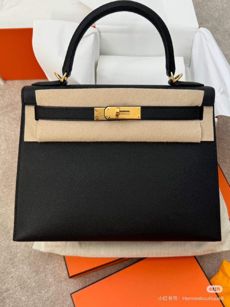 324060986e.jpg Black Gold Kelly 25 is so handsome!!! Hermes Kelly can't look up to other bags at first glance
Aima, you are really good at grasping my preferences!!!
Hermes/Hermes Kelly 25 Classic Black Gold Epsome Leather
The gold size is more rigid and three-dime...