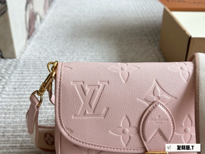 3243441ed8.jpg 265 box
size:25*17cm
L Family Diane French Stick Handbag
The magic wand bag is really beautiful!
The leather and color are both good,
Configure two shoulder straps ?? Sweet and salty!
Search for Lv Law Stick