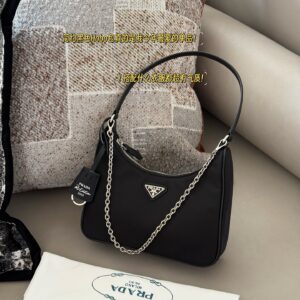 155 boxes (Korean order)
size：22*13cm
Prad hobo 2005 Nylon Underarm Bag
Seeing the physical object is truly perfect!
package ??
Designed to be super convenient and comfortable!
?? Leather handle
?? Root chain matching ??， marvelous