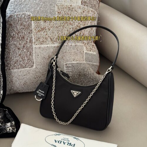 155 boxes (Korean order)
size：22*13cm
Prad hobo 2005 Nylon Underarm Bag
Seeing the physical object is truly perfect!
package ??
Designed to be super convenient and comfortable!
?? Leather handle
?? Root chain matching ??， marvelous