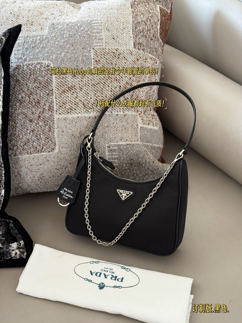 3243b65f35.jpg 155 boxes (Korean order)
size:22*13cm
Prad hobo 2005 Nylon Underarm Bag
Seeing the physical object is truly perfect!
package ??
Designed to be super convenient and comfortable!
?? Leather handle
?? Root chain matching ??, marvelous