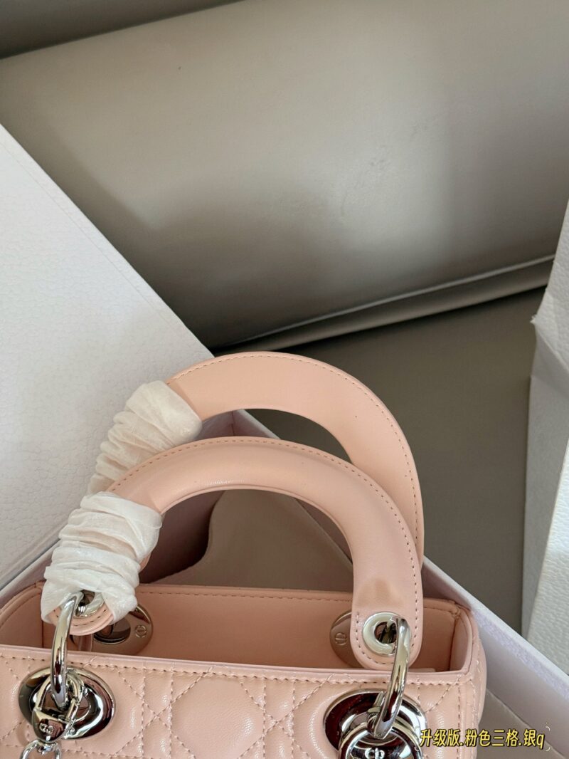 260 box upgrade version
Size: 17 * 15cm (three grids)
Dior handbag by Diana
D Family Princess Silver Button
It's very simple and elegant to hold in your hands and shoulders!
The milky sound makes one feel refreshed and happy
configuration ? Chain s...