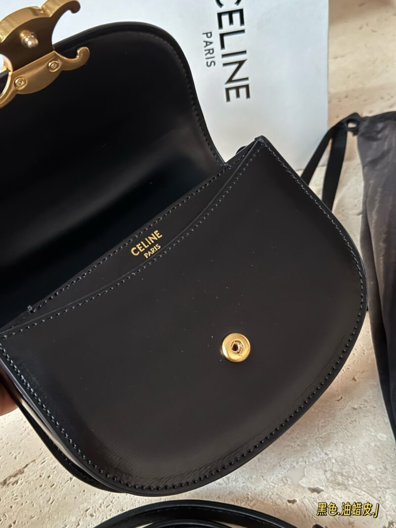 324b978671.jpg 250 box cowhide
size:16*12.5cm
Celine's latest Arc de Triomphe handbag is here!
Between the medium-sized bag and the mini bag
One size
Both practical and cute enough!
I can't put down my phone