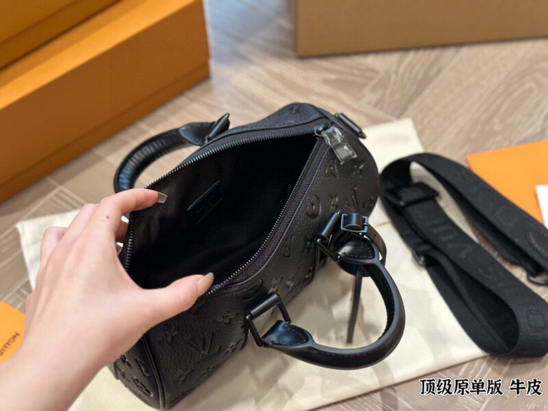3252c18bd9.jpg ¥270
The Lv X Nigo Keepall xs 21 Pillow Bag is an ideal urban handbag. The iconic design and classic Monogram canvas, combined with multiple carrying options and luxurious natural cowhide trim, add a fashionable and avant-garde feel to this bag. Siz...