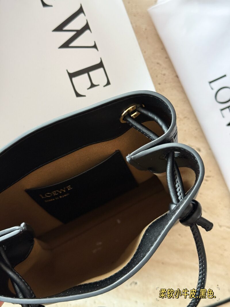 326a31aa22.jpg 235 box cowhide
size:17*21cm
Loewe's new pebble pouch
Exquisite and compact
Zundu is very beautiful and soft
The material of calf leather feels very comfortable to the touch