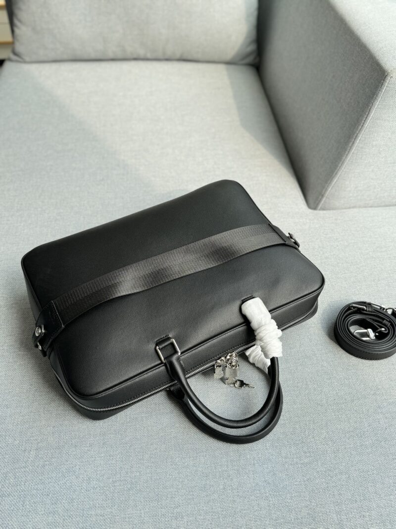 32791c1cb7.jpg Cowhide 340
size:39×29
LV PORTE-DOCUMENTS Commuter Bag, Office Document Bag, Computer Bag, Single Shoulder Crossbody Bag
Can be carried diagonally or by hand
The capacity is also very large, it can hold files and computers
Black versatile, classic...