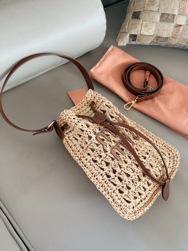 185 boxes
size：20*23cm
Miumiu Summer Limited Edition|
New woven vegetable basket
The burnt Hobo Lafite Grass
The cute cowhide iconic logo becomes a highlight, it's so beautiful