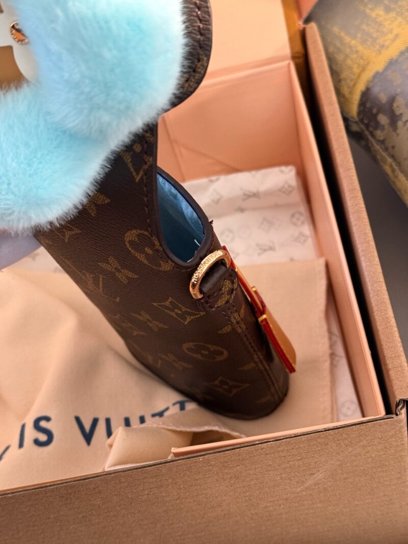 3294b79958.jpg 210 box
size:10*18cm
L's limited edition Vivienne phone case is here
Who can refuse the plush Vivienne
Accurately capture your girlish heart
Xiaohuahua has a super good hand feel,
The physical object is super beautiful,
Who hasn't owned it yet? The...