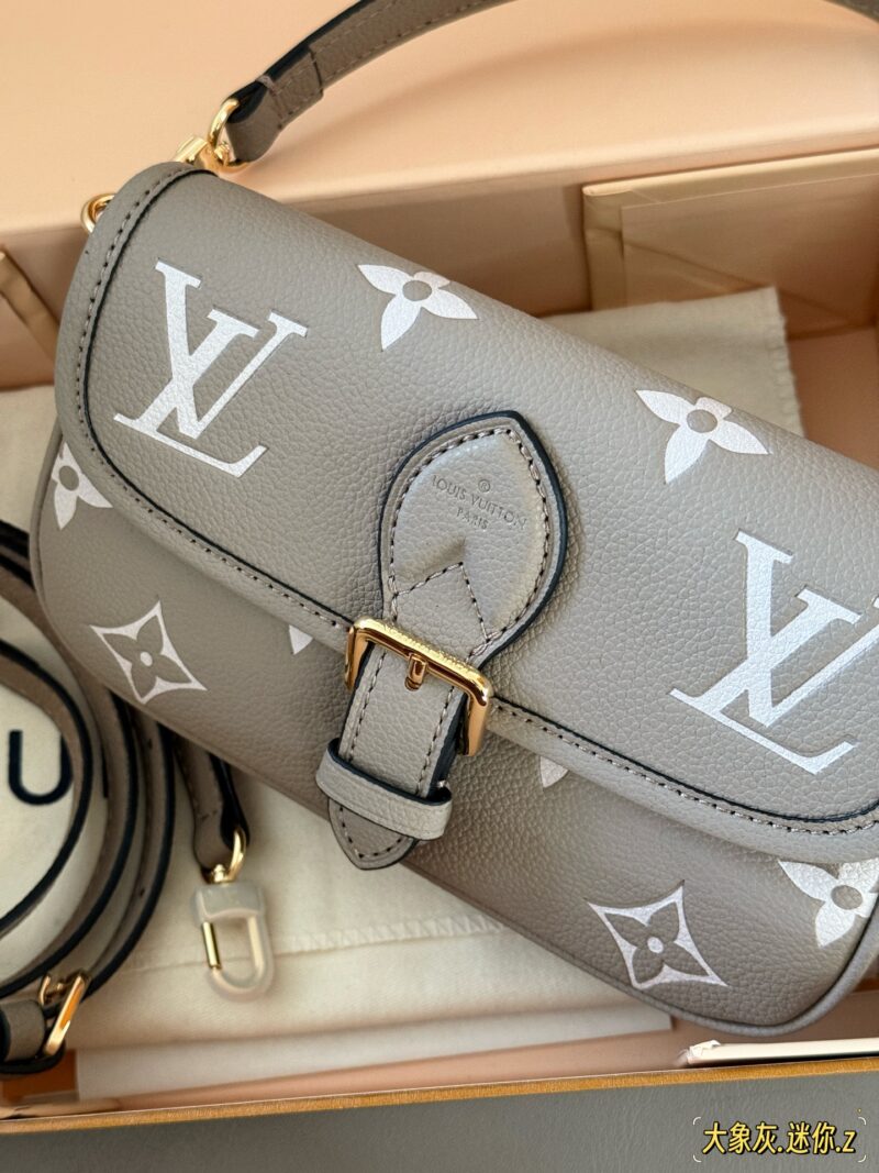 3298b719c4.jpg 235 box upgrade version
size:19*11cm
L Family Diane Stick
Nano size has arrived
I can't believe it!
Elephant Grey Nano, Mini Cute~