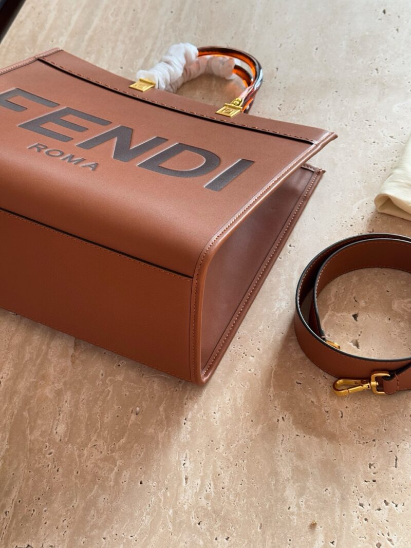 32a5001b9a.jpg 260 without box
size:35*30cm
F Home Fendi Peekabo Shopping Bag ?
Classic tote design!
But the biggest feature of this one is:
Handheld and crossbody!
Advanced, concise, and grand!