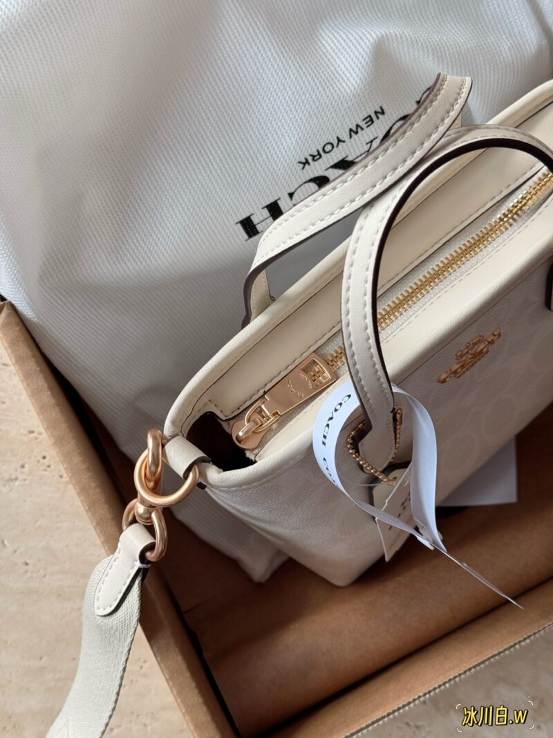 32a807619a.jpg 210 box
size:15*14cm
New Product C Mini Tote 15
A very refreshing color
A cute little one is enough for daily use!
City, this mini tote! So cute!!
City15 Glacier White!
