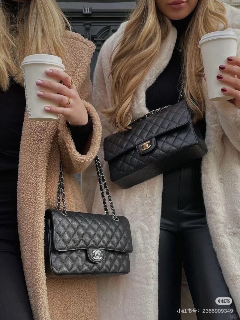 Classic timeless Chanel black gold CF
A classic never goes out of style! Chanel Black Gold Cf!
The evergreen tree in the fashion industry is undoubtedly the Chanel Cf series! The classic black and gold color scheme is Chanel's iconic design, which ca...