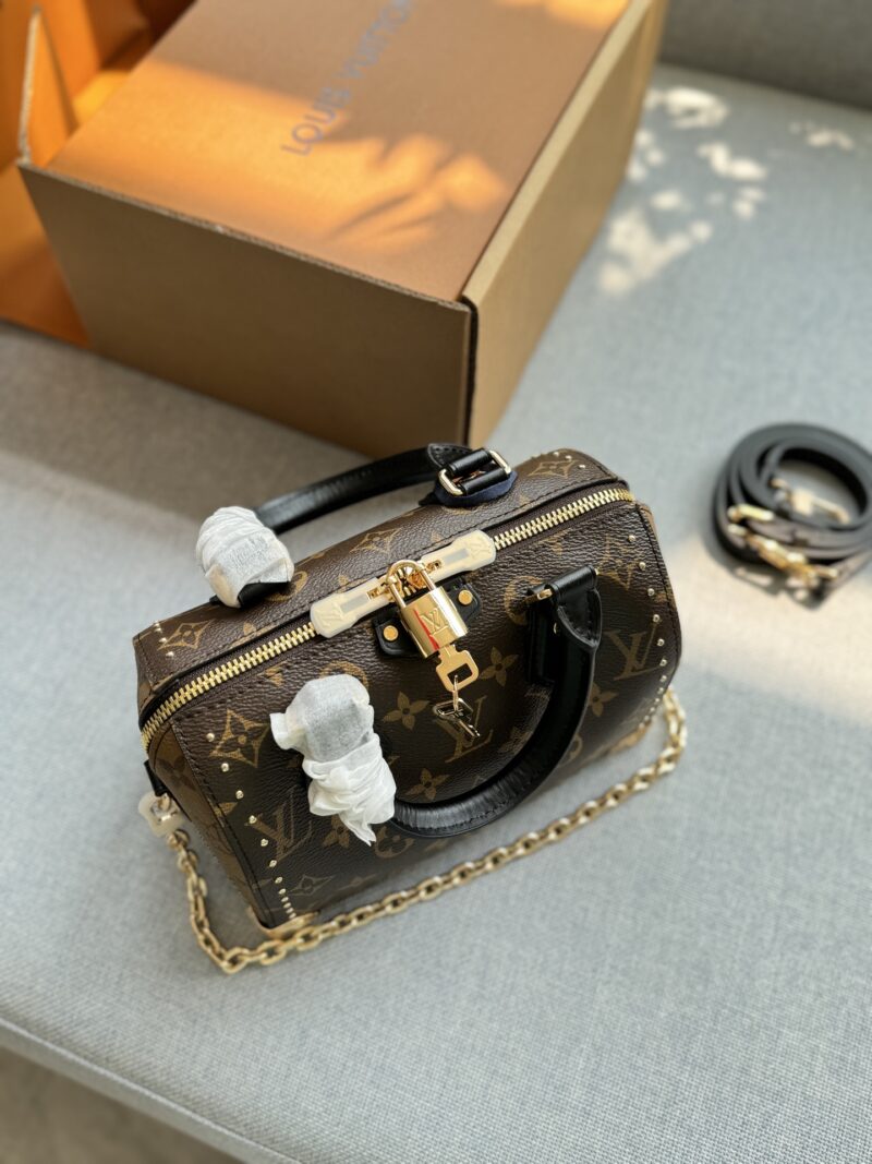 32cd5c898f.jpg 280 original single aircraft box
Original quality with pure leather steel hardware 163 jump code chip
size:20×14
LV SpeedyTrunk 20 Rivet Pillow Bag Handheld Cross Shoulder Bag
The runway style can also be practical for daily use~
This bag feels ve...