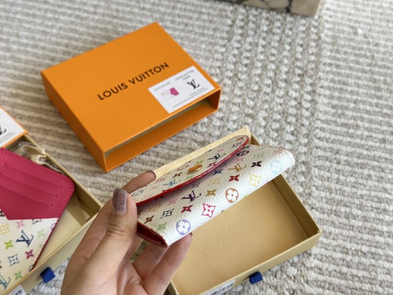 32d6e5437c.jpg 145 boxes
size:11*9cm
Cute things can heal everything
The white tri colored coin purse from L's family is truly outstanding
The oil and wax edges on both sides are very textured!
White tri color with a red lining!
It's really amazing! retract